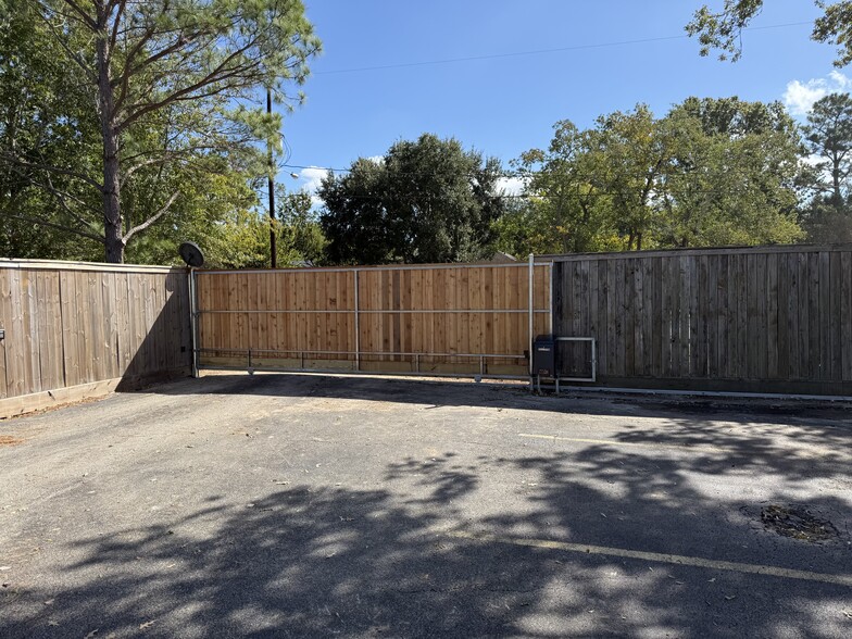 More Photos Of 304 Meadow Ln, Kemah Warehouse For Lease