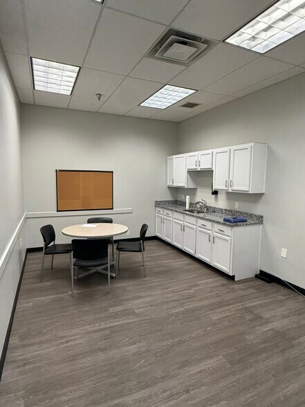 More Photos Of 2720-2736 River Green Cir, Louisville Light Manufacturing For Lease