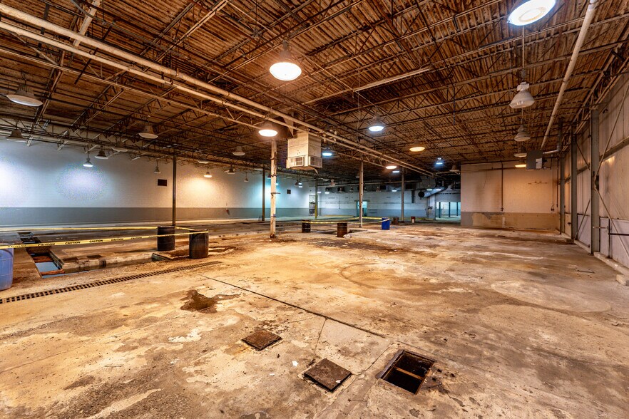 More Photos Of 200 Universal Dr, Centerville Distribution For Lease