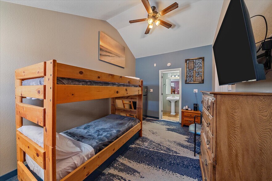 More Photos Of 1524 Main St, Longmont Hotel For Sale