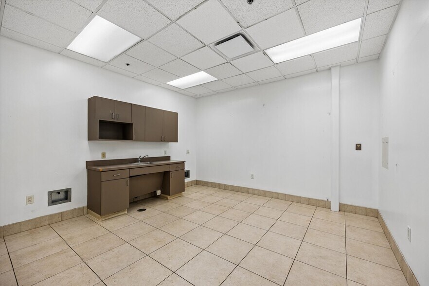 More Photos Of 4450 E Sam Houston Pky S, Pasadena General Retail For Lease