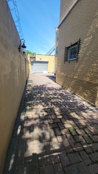 More Photos Of 141 Coit St, Irvington Showroom For Lease