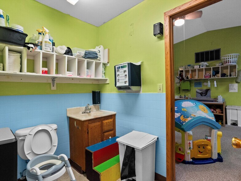 More Photos Of 1017 Laurel St, Marshfield Specialty For Sale