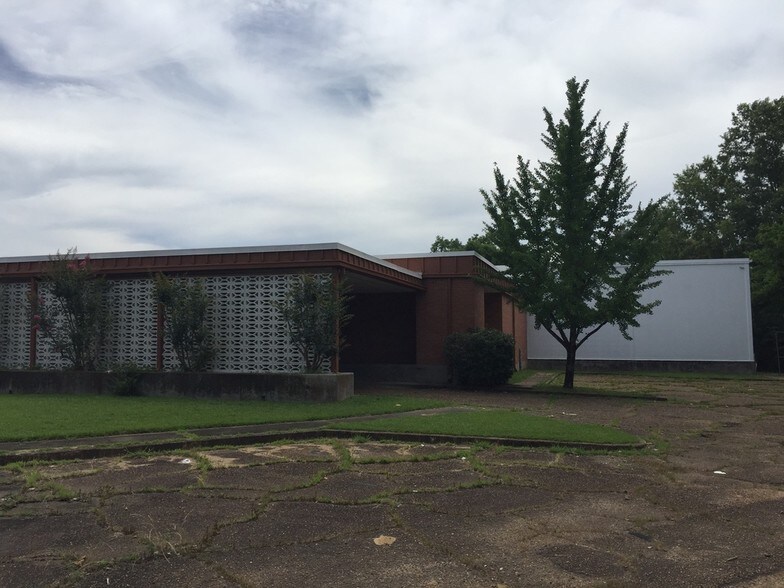 More Photos Of 755 Stonewall St, Jackson Flex For Sale
