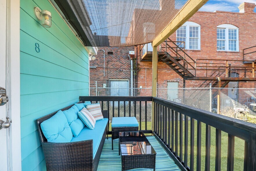 More Photos Of 8 E 41st St, Savannah Storefront Retail Residential For Sale