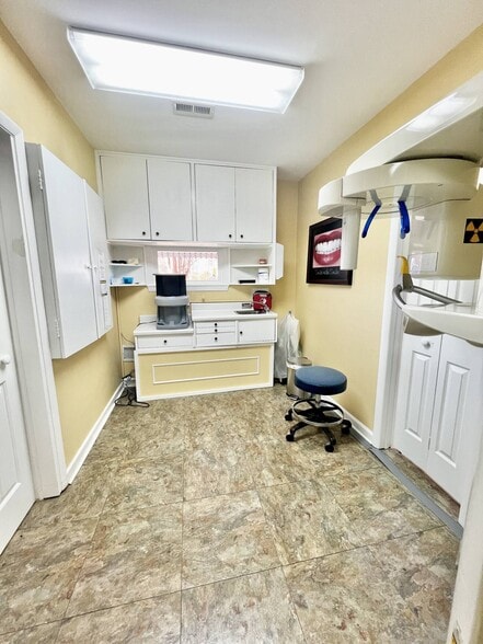 More Photos Of 411 E Statesville Ave, Mooresville Medical For Lease