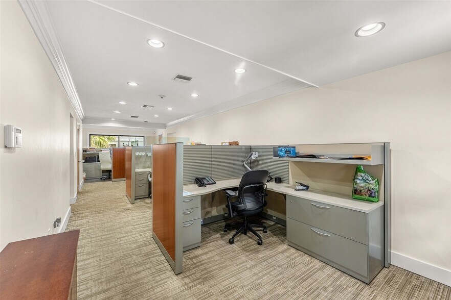 More Photos Of 525 N Harbor City Blvd, Melbourne Office For Sale