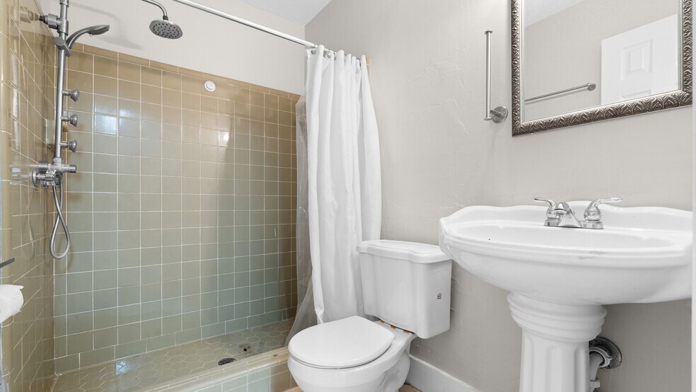 More Photos Of 648 S Commerce Ave, Sebring Freestanding For Sale