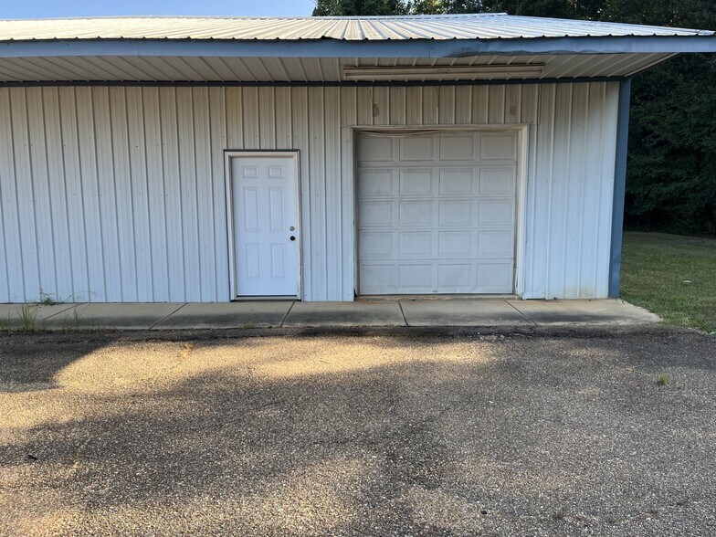 More Photos Of 903 S Locust St, Mccomb Freestanding For Sale