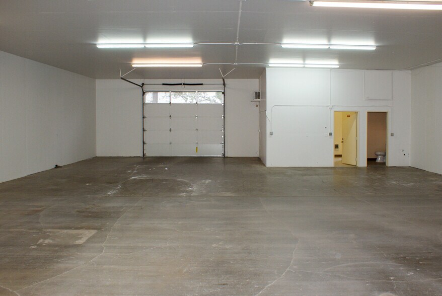 More Photos Of 902 SE Textron Dr, Bend Warehouse For Lease