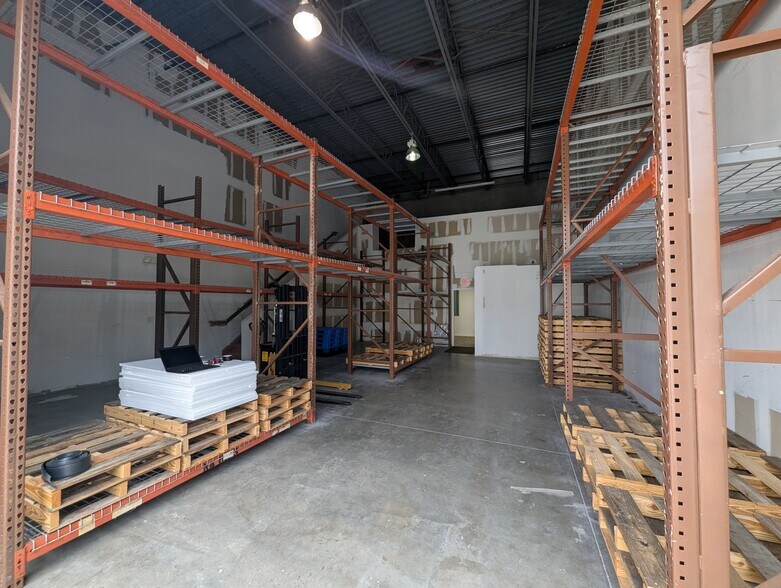 More Photos Of 585 NW Mercantile Pl, Port Saint Lucie Light Manufacturing For Sale