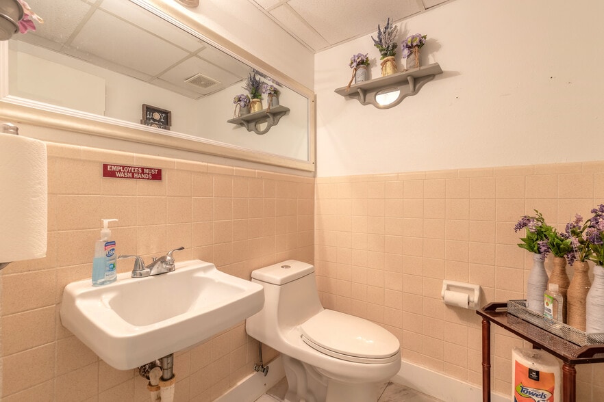 More Photos Of 258 Riverside Dr, Daytona Beach Storefront Retail Office For Sale