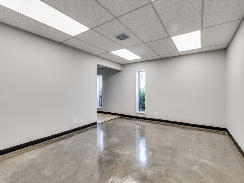 More Photos Of 9906 E 55th Pl, Tulsa Industrial For Lease