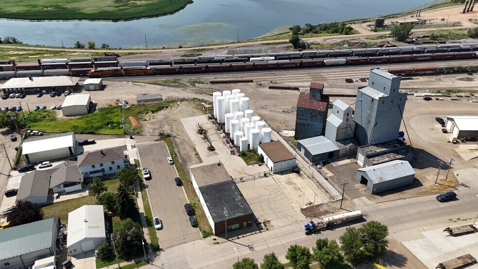 More Photos Of 103 1st St W, Williston Flex For Sale