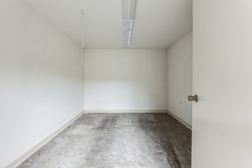 More Photos Of 1611 Old Granger Rd, Taylor Office For Lease