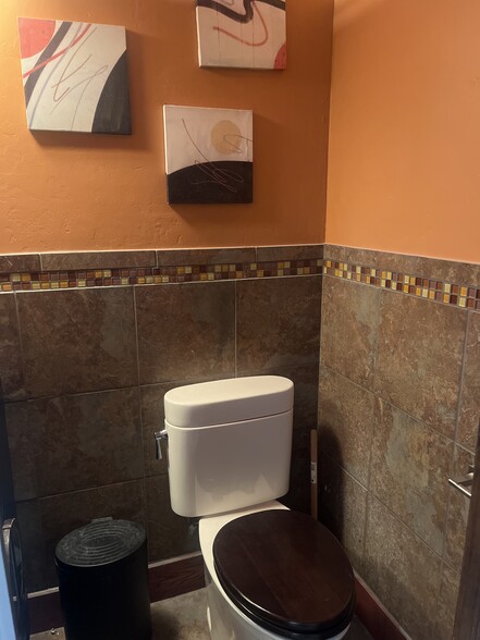 More Photos Of 911 E MacArthur St, Shawnee Showroom For Lease