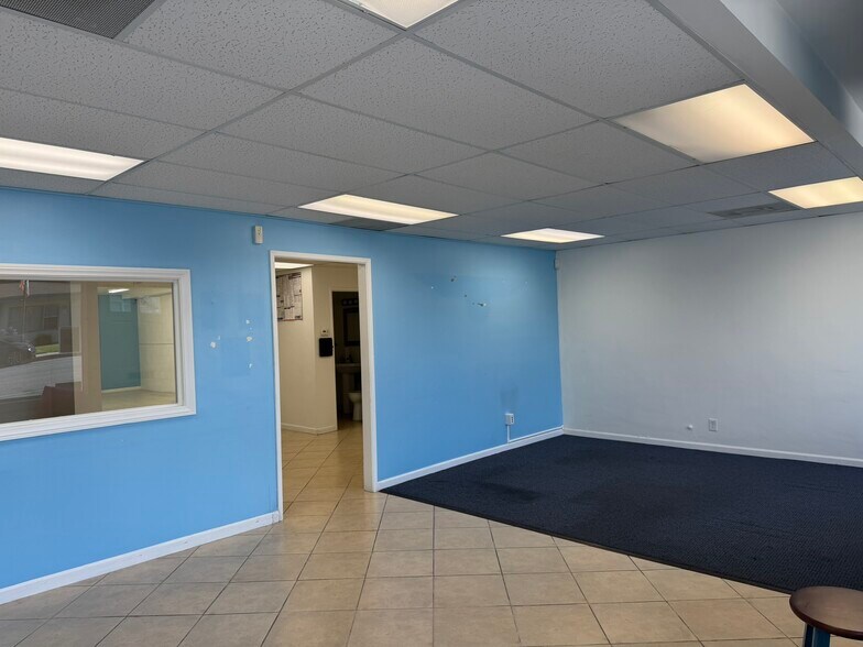 More Photos Of 1104 W Magnolia Blvd, Burbank Storefront For Sale
