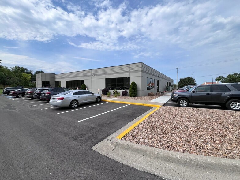 More Photos Of 310 NW Englewood Rd, Gladstone Office For Sale