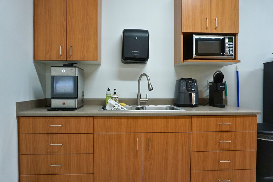 More Photos Of 392 E Winchester St, Murray Office For Lease