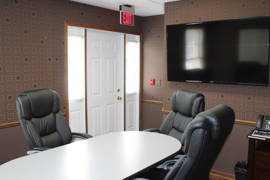 More Photos Of 421-425 Williamsburg Dr, Geneva Medical For Lease