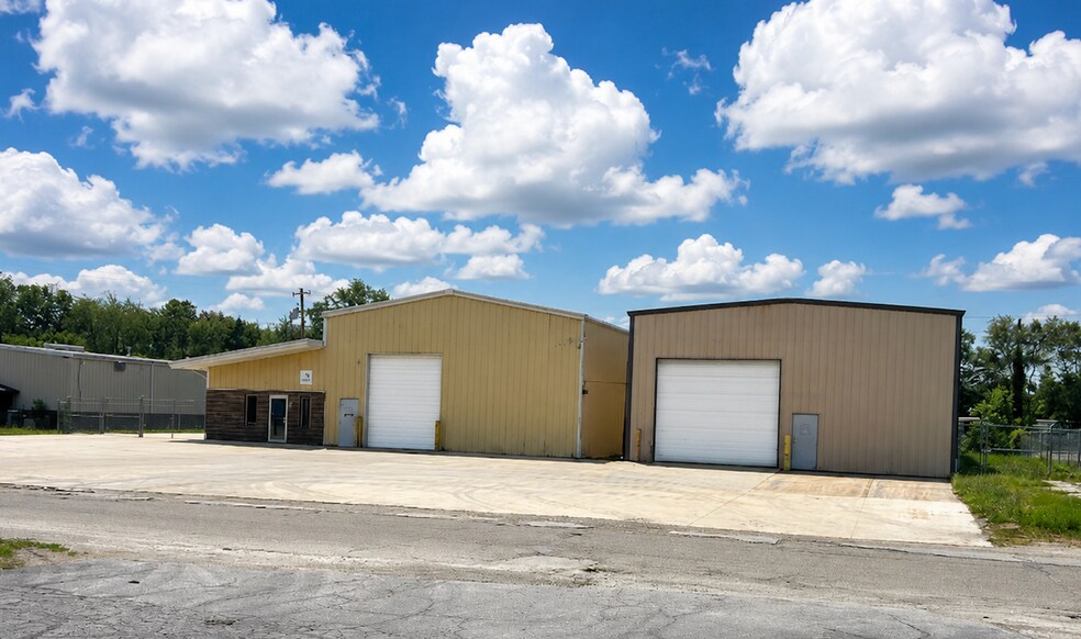 More Photos Of 1441-1457 W Sunday Dr, Indianapolis Manufacturing For Lease