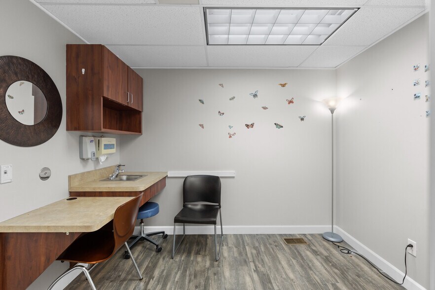 More Photos Of 10131-10137 West Florissant Ave, Saint Louis Office For Sale