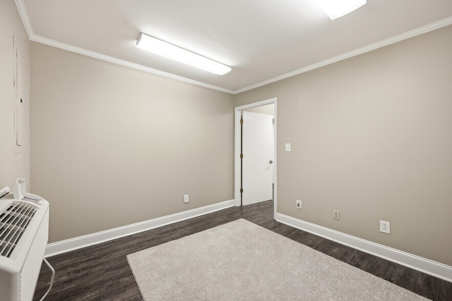 More Photos Of 1131 Memorial Dr, Greenville Airplane Hangar For Lease