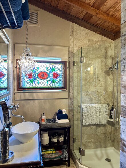 More Photos Of 504 Tivy St, Kerrville Flex For Sale