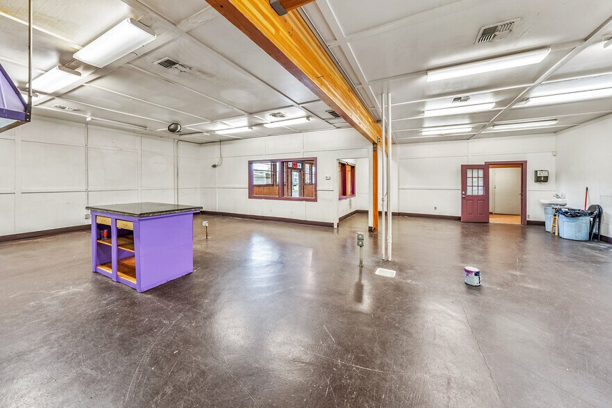 More Photos Of 211 Front St, Central Point General Retail For Sale
