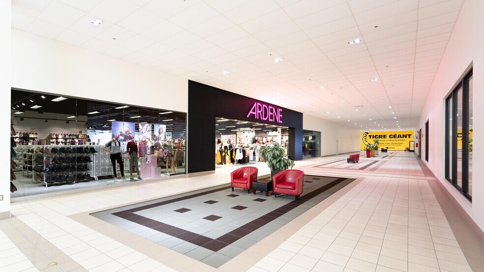 More Photos Of 705 Av Du Pont N, Alma General Retail For Lease