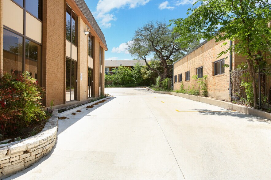 More Photos Of 4139 Gardendale St, San Antonio Office For Sale