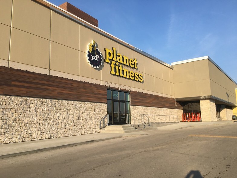 More Photos Of 276-346 SW Blue Pky, Lee's Summit Unknown For Lease