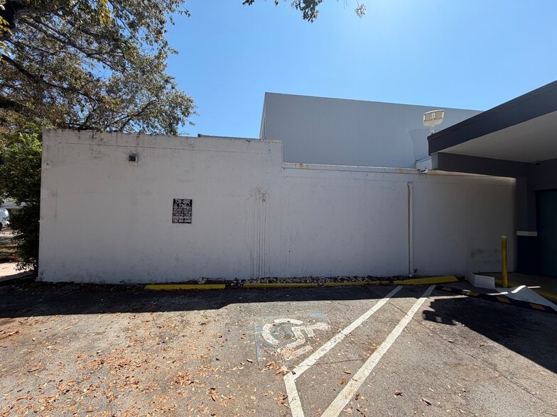 More Photos Of 4928 S Le Jeune Rd, Coral Gables Freestanding For Lease