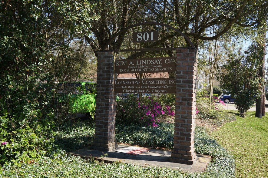 More Photos Of 801 Asbury Dr, Mandeville Office For Lease