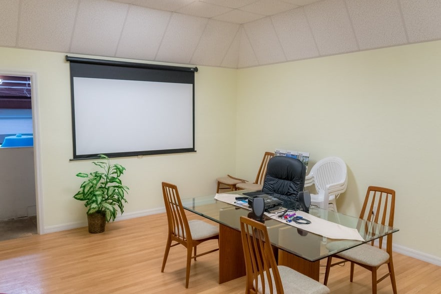 More Photos Of 1550-1582 Global Ct, Sarasota Light Manufacturing For Sale
