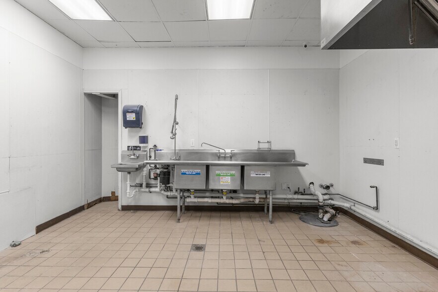 More Photos Of 2919 First St, Wyandotte General Retail For Lease