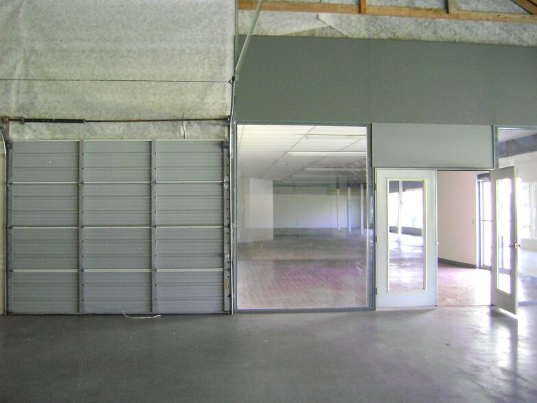 More Photos Of 1700 McArthur St, Manchester Freestanding For Lease