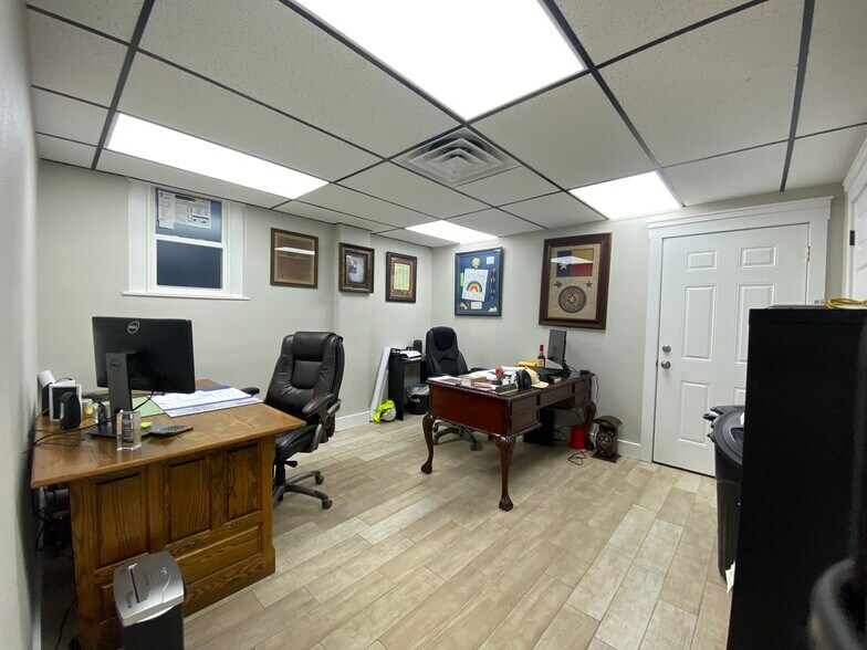 More Photos Of 1173 N Main St, Vidor Office For Lease