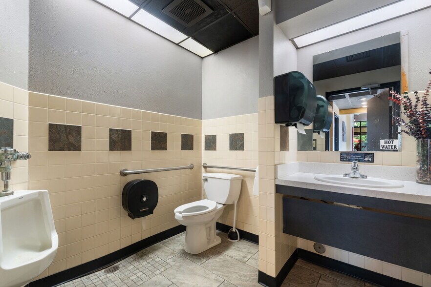 More Photos Of 1138 Yellowstone, Pocatello Restaurant For Sale