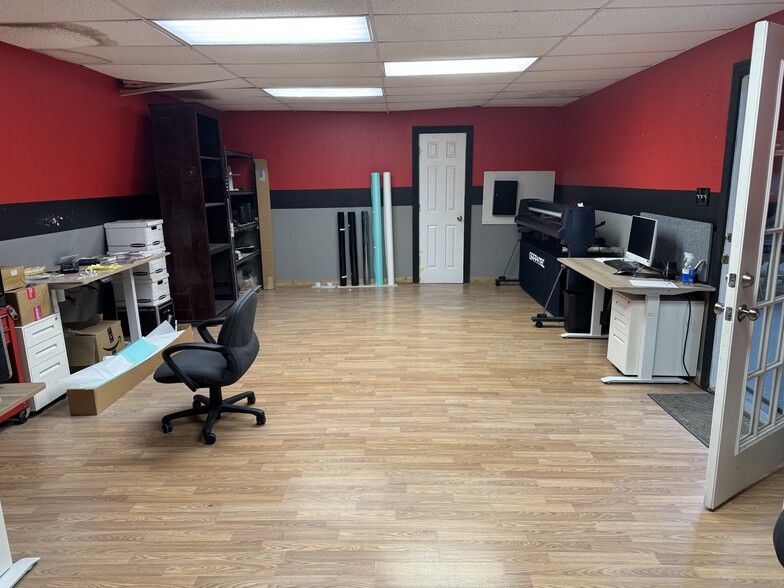 More Photos Of 501 E Lamar St, McKinney Warehouse For Lease