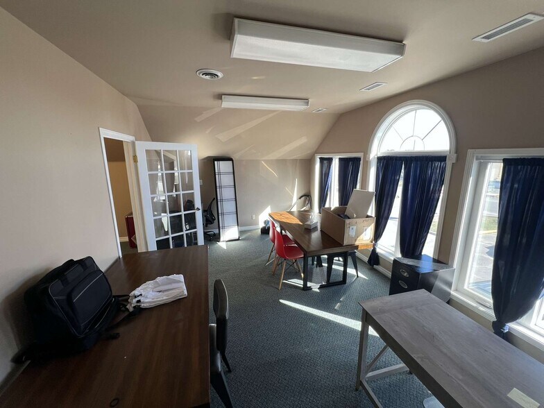 More Photos Of 1040 Gardiners Rd, Kingston Office For Lease