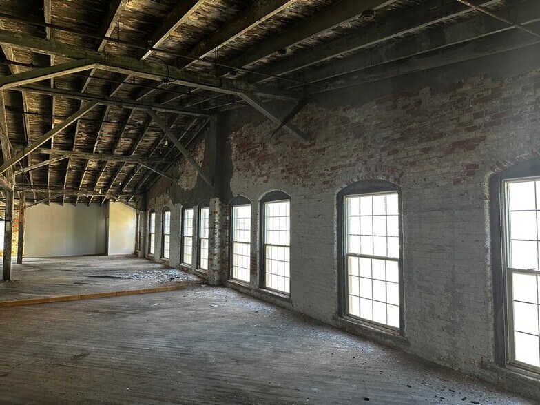 More Photos Of 100 S Clinton St, Dayton Distribution For Sale