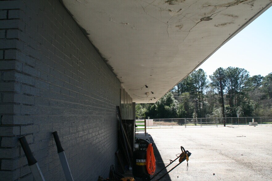 More Photos Of 1308 W Bluff St, Woodville Storefront Retail Office For Sale
