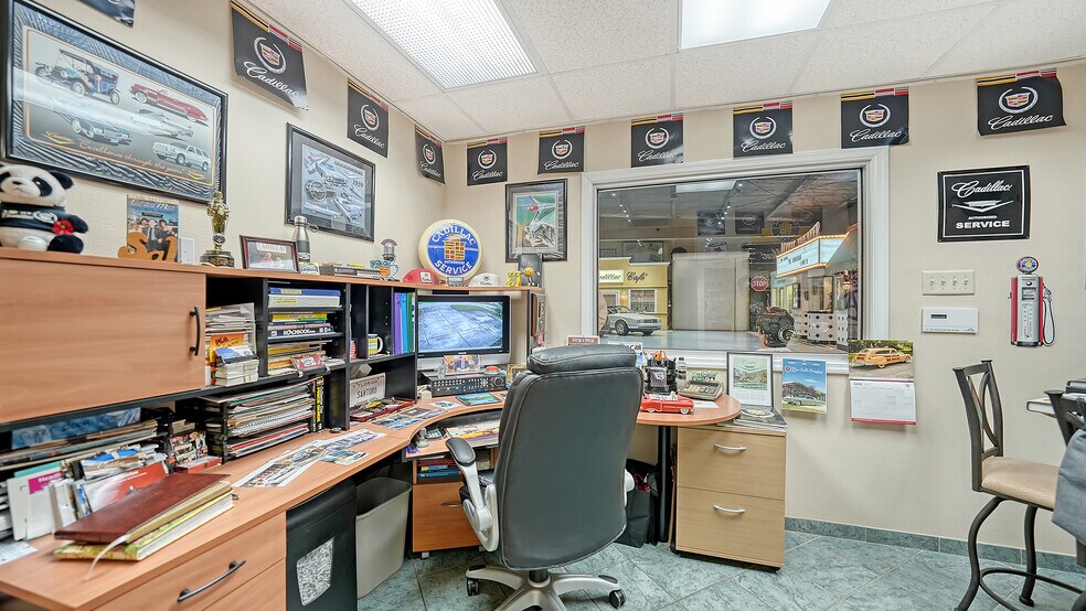 More Photos Of 2111 Whitfield Park Dr, Sarasota Showroom For Sale