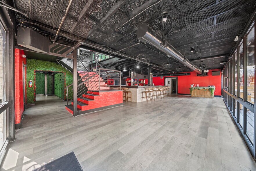 More Photos Of 1916 Baldwin St, Houston Bar For Lease