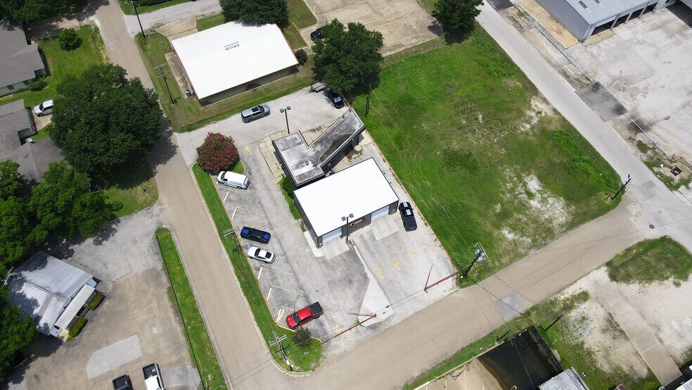 More Photos Of 207 Cottonwood st, Madisonville Warehouse For Sale