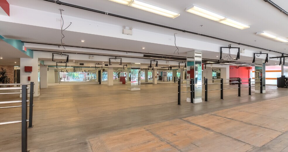 More Photos Of 7345 Boul Saint-Laurent, Montréal Storefront Retail Residential For Sale