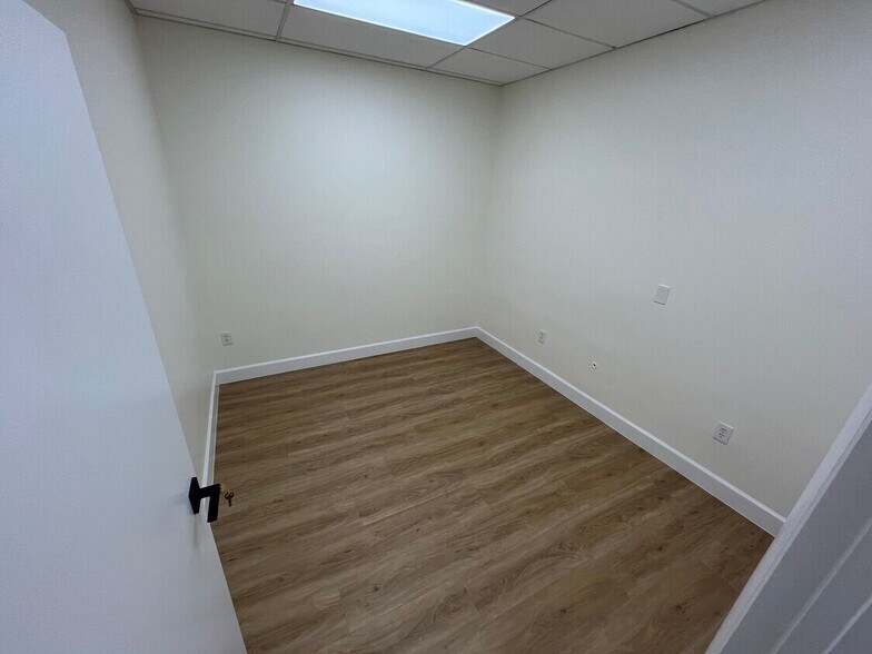 More Photos Of 10220 W State Road 84, Davie Flex For Lease