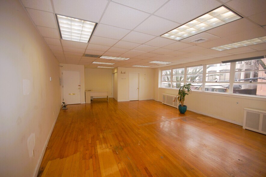 More Photos Of 10 Grace Ave, Great Neck Storefront Retail Office For Lease