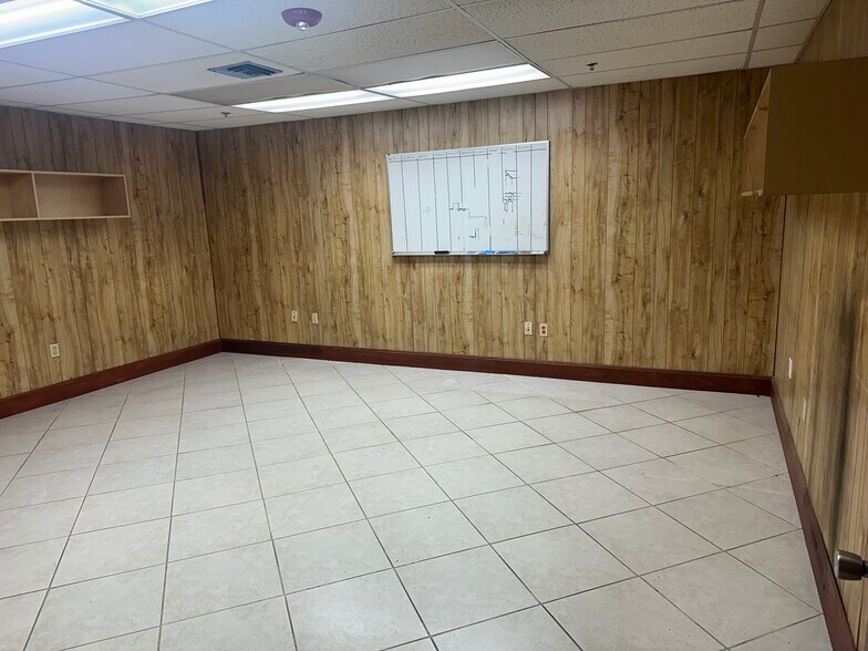 More Photos Of 1675-1677 W 31st Pl, Hialeah Manufacturing For Lease